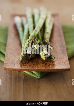 Close up di asparagi sul piatto di legno Foto Stock