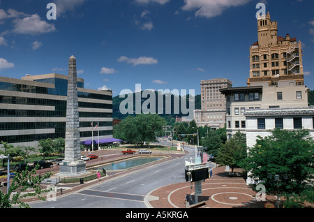 Vance monumento, Municipio e Buncombe Co. Courthouse sono visibili dal Pack Square nel centro cittadino di Asheville, North Carolina. Foto Stock