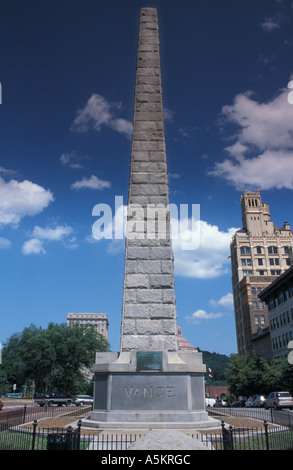 Il Vance monumento si trova nel centro di Pack Square nel centro cittadino di Asheville, North Carolina. Foto Stock