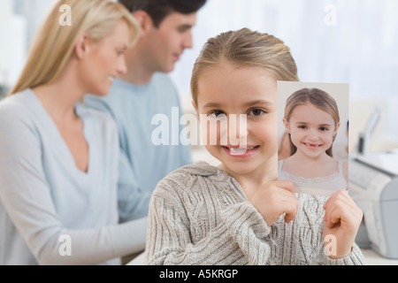 Ritratto di ragazza con immagine di sé Foto Stock