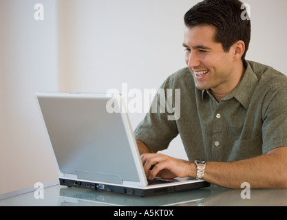 Man digitando su laptop Foto Stock