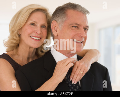 Senior donna marito di regolazione s cravatta Foto Stock