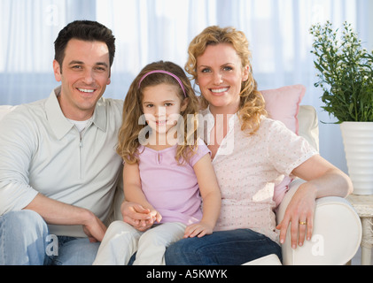 Ritratto di famiglia sul divano Foto Stock