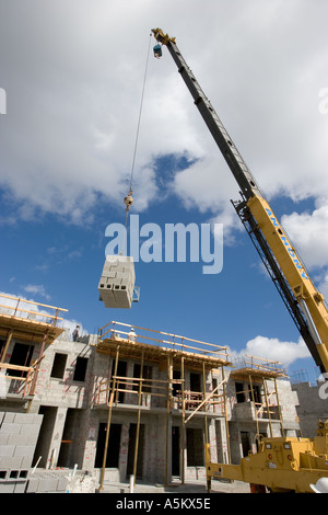 La costruzione di abitazioni installazione tetto truses in Florida USA Foto Stock