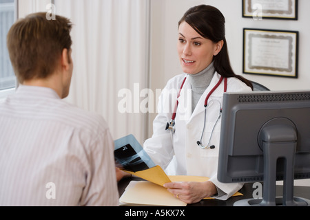 Medico donna parlare al paziente in ufficio Foto Stock