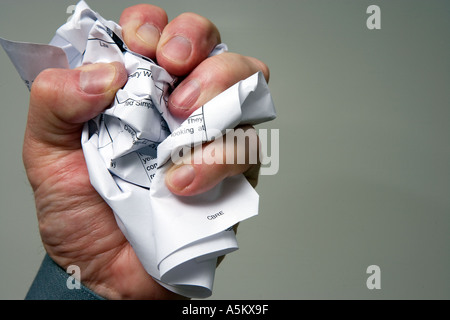 Lo stress lavoratore di ufficio mantiene la carta stropicciata Foto Stock