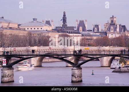 Pont des Arts. Pont Neuf. Il municipio. Parigi. La Francia. Foto Stock