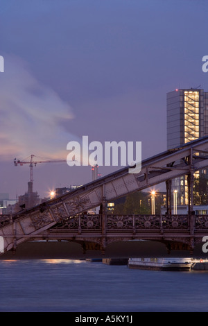 Inquinamento in Parigi. Ponte di Austerlitz. Parigi Francia Foto Stock