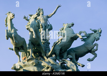 Statua equestre e bandiera francese. La sera, la notte. Le Grand Palais. Parigi. La Francia. Foto Stock