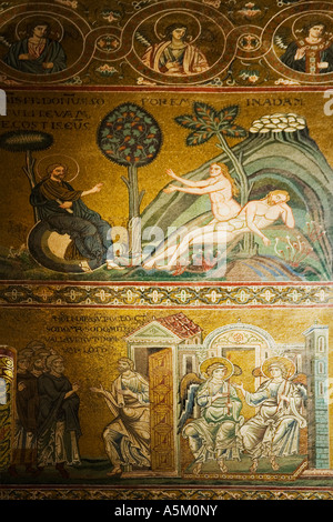 La Cattedrale di Monreale vicino a Palermo interni mosaico in oro di Adamo ed Eva nel giardino di Eden Sicilia Italia Europa Foto Stock