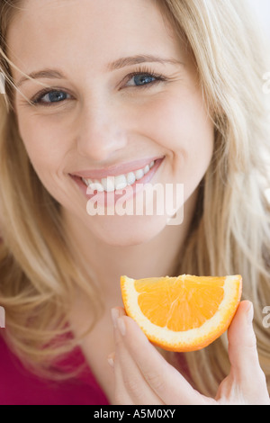 Close up della donna azienda cuneo arancione Foto Stock