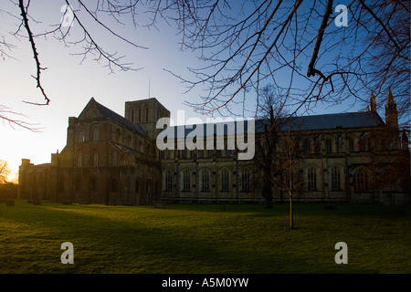 La Cattedrale di Winchester esterno panoramico di prima mattina inverno Hampshire England Regno Unito Regno Unito GB Gran Bretagna British Foto Stock