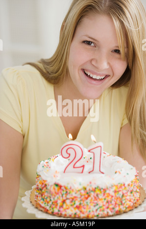 Ritratto di donna con venti prima torta di compleanno Foto Stock