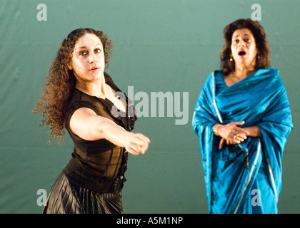 Yamuna Devi e Soprano Patricia Rozario blue sari in Shobana Jeyasingh s più recente lavoro Faultline alla QEH South Bank di Londra SE1 Foto Stock