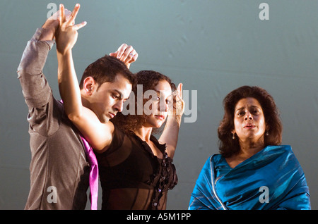 Yamuna dei black dress Mandeep Raikhy cravatta rosa e il soprano Patricia Rozario blue sari in Shobana Jeyasingh FAULTLINE Foto Stock