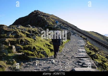 Walker sull'avvicinamento finale alla cima del monte Snowdon Snowdonia National Park Gwynedd in Galles Foto Stock