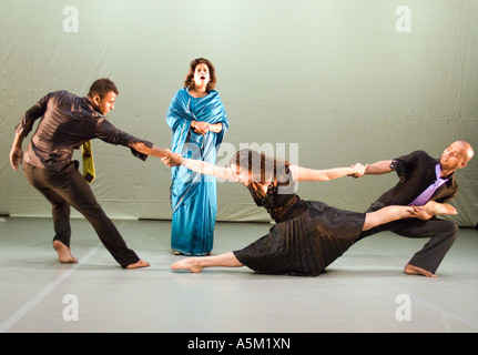 Yamuna Devi vestito nero Soprano Patricia Rozario blue sari Saju Hari lilla cravatta e Devaraj Thimmaiah Cravatta verde in Faultline, QEH Foto Stock