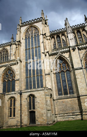 Vista verticale di York Minster York Inghilterra in una giornata grigia Foto Stock