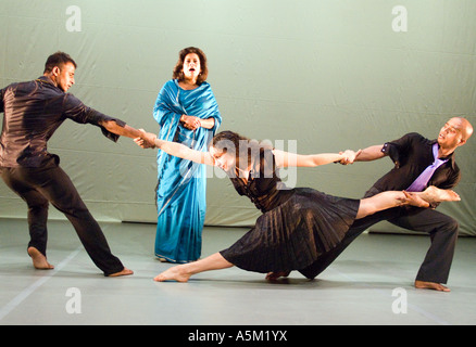 Yamuna Devi vestito nero Saju Hari lilla cravatta Devaraj Thimmaiah Cravatta verde e il soprano Patricia Rozario blue sari in Faultline Foto Stock