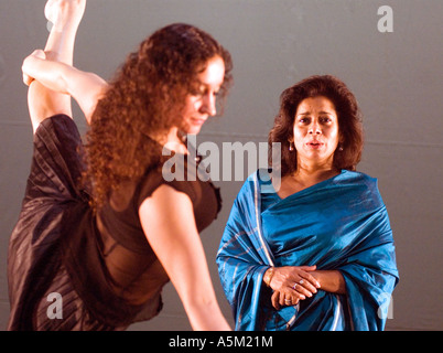 Yamuna Devi abito nero e il soprano Patricia Rozario blue sari in Shobana Jeyasingh s più recente lavoro FAULTLINE Foto Stock