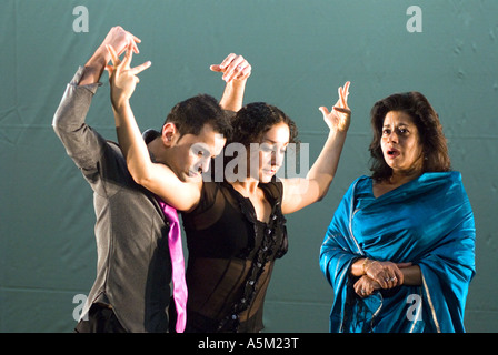 Il soprano Patricia Rozario blue sari e Yamuna Devi vestito nero in Shobana Jeyasingh s nuovo lavoro FAULTLINE alla QEH South Bank Foto Stock