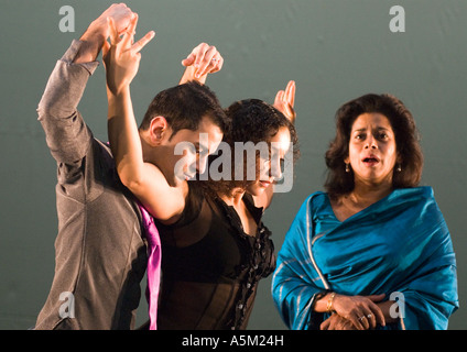 Il soprano Patricia Rozario blue sari e Yamuna Devi vestito nero in Shobana Jeyasingh s nuovo lavoro FAULTLINE alla QEH, South Bank Lo Foto Stock