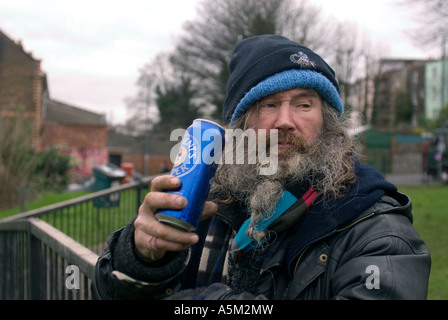 Homeless Street bevitore, Bristol, Regno Unito. Foto Stock