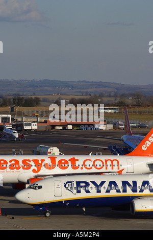 Ryanair e Easyjet quota di aeromobili terminale rampa catenaria spazio all'aeroporto di Bristol Foto Stock