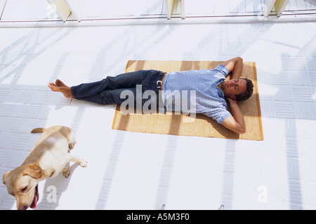 Uomo caucasico addormentato sul pavimento Foto Stock