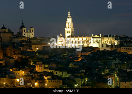 Vista serale di Toledo e dall'altro lato del fiume Tajo, dotato della Cattedrale. Vista nocturna de Toledo desde el otro Foto Stock