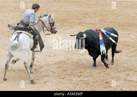 Torero cavallo ('rejoneador') è rivolta verso il toro durante 2005 Feria de San Isidro a Las Ventas, Madrid Foto Stock