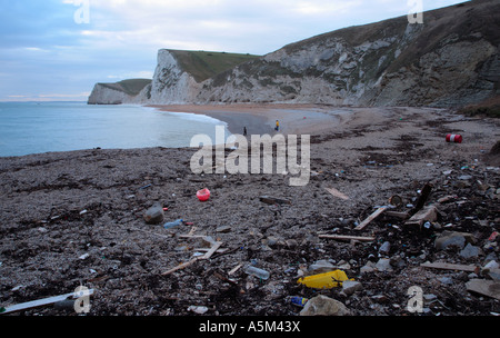 Per lettiera sulla beachat Durdle parte della porta della Jurassic Coast Area del Patrimonio Mondiale Dorset Inghilterra Foto Stock