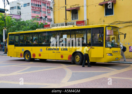 La Causeway Link bus che collega Malaysia da Johor Bahru a Singapore attraverso il Ponte di Causeway Foto Stock