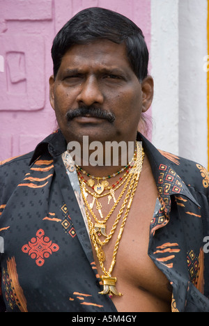 Un indiano Malaysian rendendo un ostentato display della sua ricchezza indossando molte catene d'oro Foto Stock