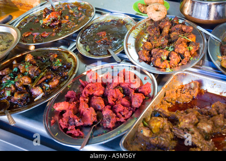 Una selezione di curry indiano al ristorante At Tanah Rata in Cameron Highlands della Malaysia Foto Stock
