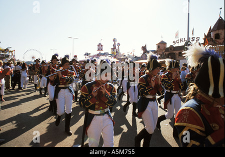 Giovani musicisti di suonare flauti tedesco nei tradizionali uniformi sfilando l'Oktoberfest 2003 Monaco di Baviera Baviera Germania Foto Stock