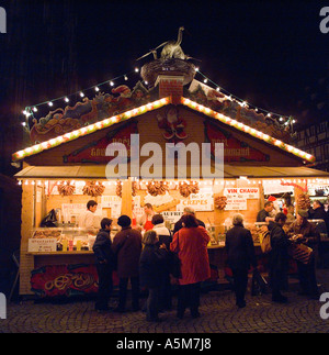 Vin brulè, cialde e frittelle stallo, mercatino di Natale di Strasburgo, Alsazia, Francia Foto Stock