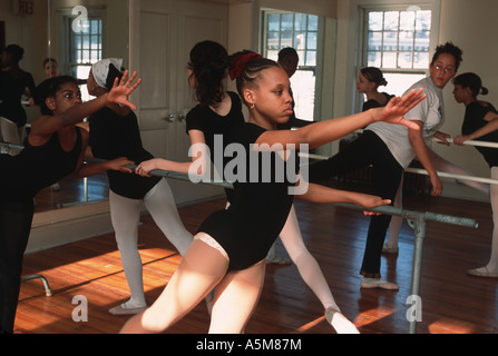 Giovane femmina gli studenti di balletto dancing al Brooklyn Scuola musicale di un performing arts school in Brooklyn New York Foto Stock