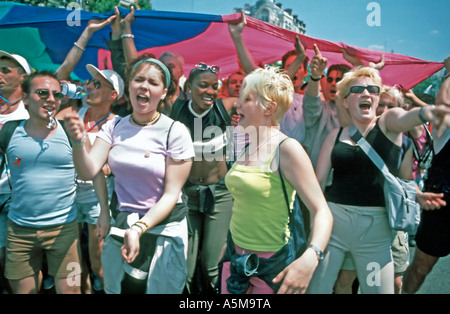 PARIGI Francia, lotta per i diritti gay, gente marcia strada diversi adolescenti Dancing in strada alla sfilata annuale Gay Pride marzo, etnia mista giovani Foto Stock