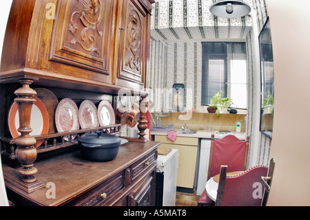 Parigi Francia, cucina interna Appartamento' 'mobili in legno" "Prima dei lavori di rinnovo' piana (vedere 'dopo foto' numero A3ETFN) Foto Stock