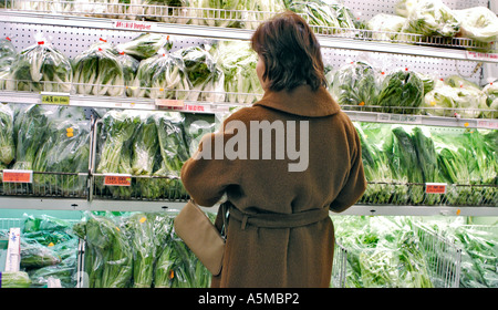 Parigi Francia, mercato cinese del supermercato Chinatown 'The Big Store' Donna Shopping quartiere negozio di alimentari verdure, plastica per Veg pacchetto, prezzo del cibo Foto Stock