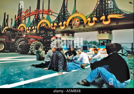 Chessy, Francia, Sit-in Strike Demonstration of French Farmers Against Disneyland Paris Construction Project, Block Entrance Tractors, foto d'epoca, Foto Stock