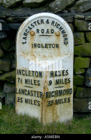 In fusione di ghisa milepost su Lancaster & Richmond Road, Ingleton. Yorkshire Dales National Park, England, Regno Unito, Europa. Foto Stock