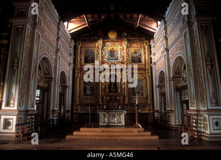 Altare e interno della chiesa barocca di Chiquito gesuita indiano missione a Concepcion Bolivia nonché patrimonio dell'UNESCO Foto Stock