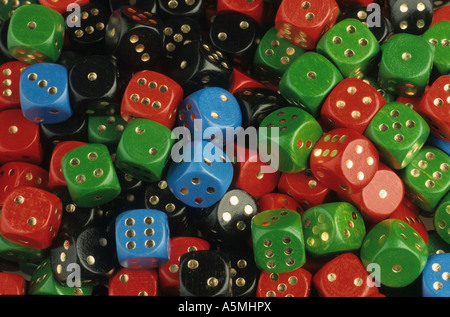 Bunte Würfel liegen nebeneinander flächig plinti di colore blu rosso nero geen blau rot grün schwarz Würfelspiel Glücksspiel Augen Foto Stock