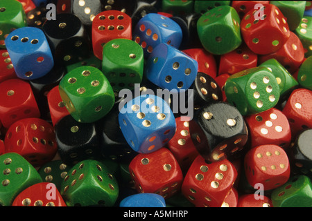 Bunte Würfel liegen nebeneinander flächig plinti di colore blu rosso nero geen blau rot grün schwarz Würfelspiel Glücksspiel Augen Foto Stock