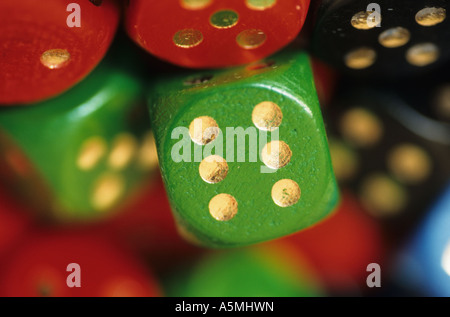 Bunte Würfel liegen nebeneinander flächig plinti di colore blu rosso nero geen blau rot grün schwarz Würfelspiel Glücksspiel Augen Foto Stock