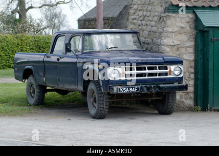 Dodge power wagon pick up truck chrysler america americano auto a benzina gas van vecchio rottame ruggine spazzatura indesiderata Foto Stock