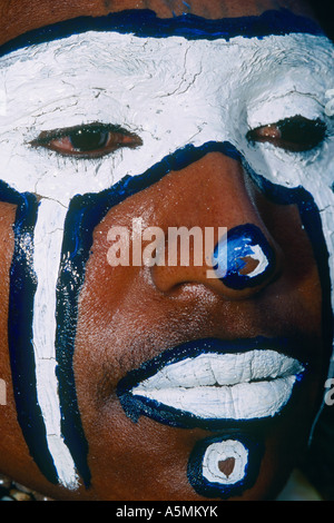 Donna faccia dipinta a Mount Hagen Spettacolo Culturale. Papua Nuova Guinea 2003 Foto Stock