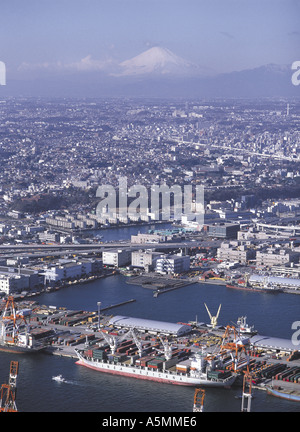 Vista aerea del dock a Yokohama con il Monte Fuji in Giappone di sfondo Foto Stock